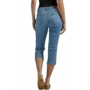 NWT Lee Jean Capris Legendary Style Stretch Mid Rise Inseam 20” New size 16